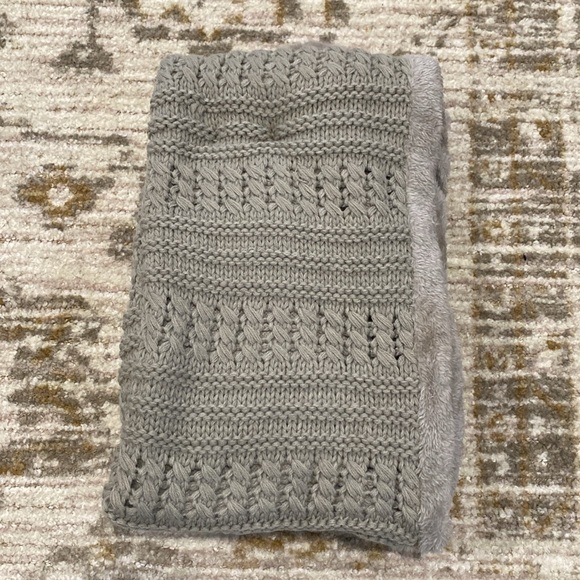 UGG Australia Knit/Faux Fur Scarf & Hat Set Gray/Beige NWT - Picture 5 of 6